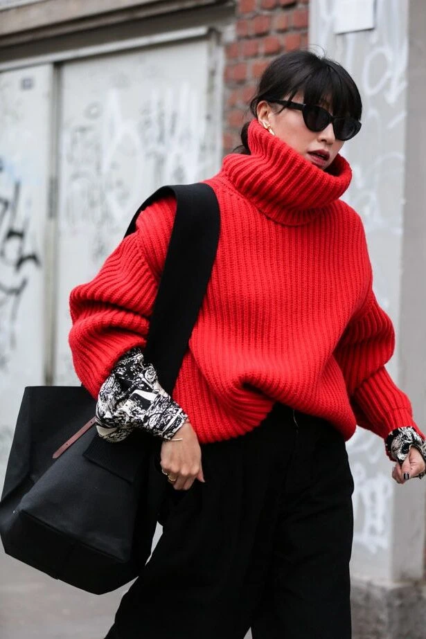 Guía de estilo: los suéteres rojos marcan tendencia en el street style