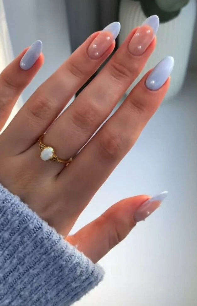 Blueberry milk nails, las uñas ideales para llevar en el invierno