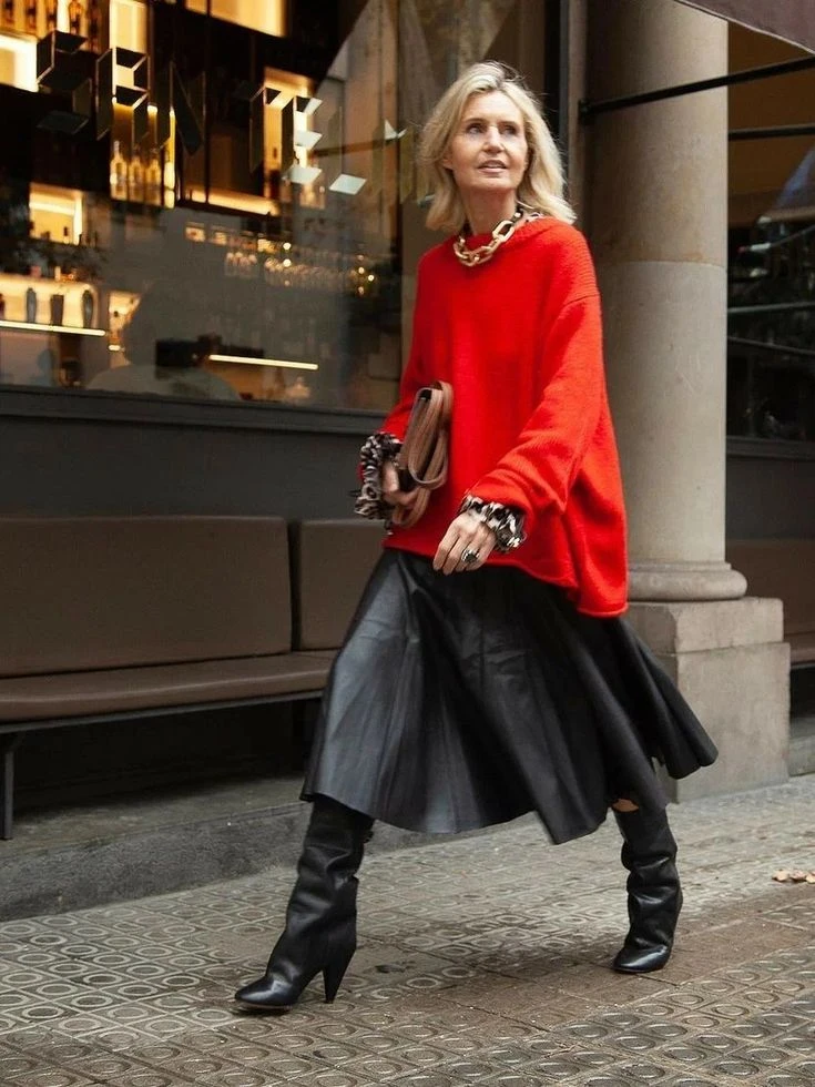 Guía de estilo: los suéteres rojos marcan tendencia en el street style