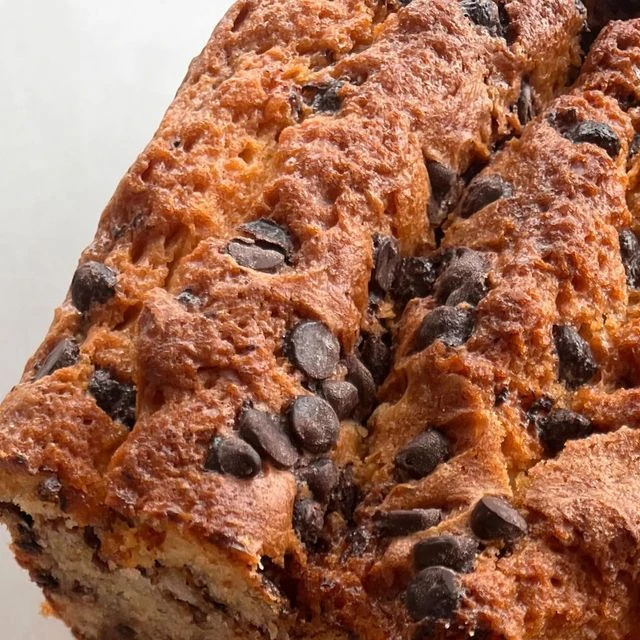 Cómo hacer un budín express de vainilla con chips y dulce de leche: una receta riquísima para el fin de semana