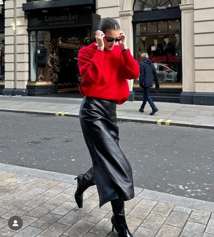 Guía de estilo: los suéteres rojos marcan tendencia en el street style
