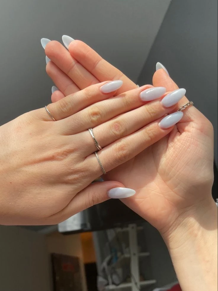 Blueberry milk nails, las uñas ideales para llevar en el invierno