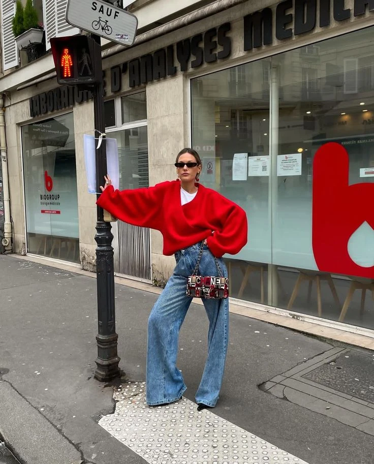 Guía de estilo: los suéteres rojos marcan tendencia en el street style