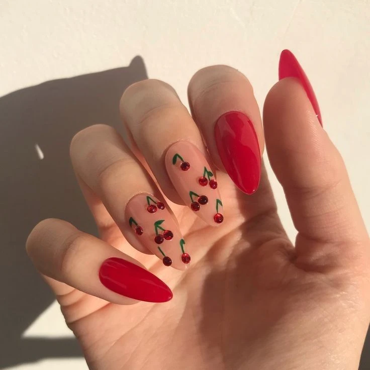 Cherry nails, la manicura más divertida que marca tendencia en el street style