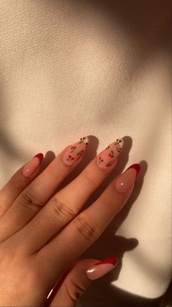 Cherry nails, la manicura más divertida que marca tendencia en el street style