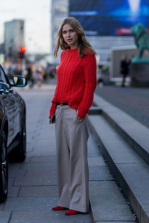 Guía de estilo: los suéteres rojos marcan tendencia en el street style