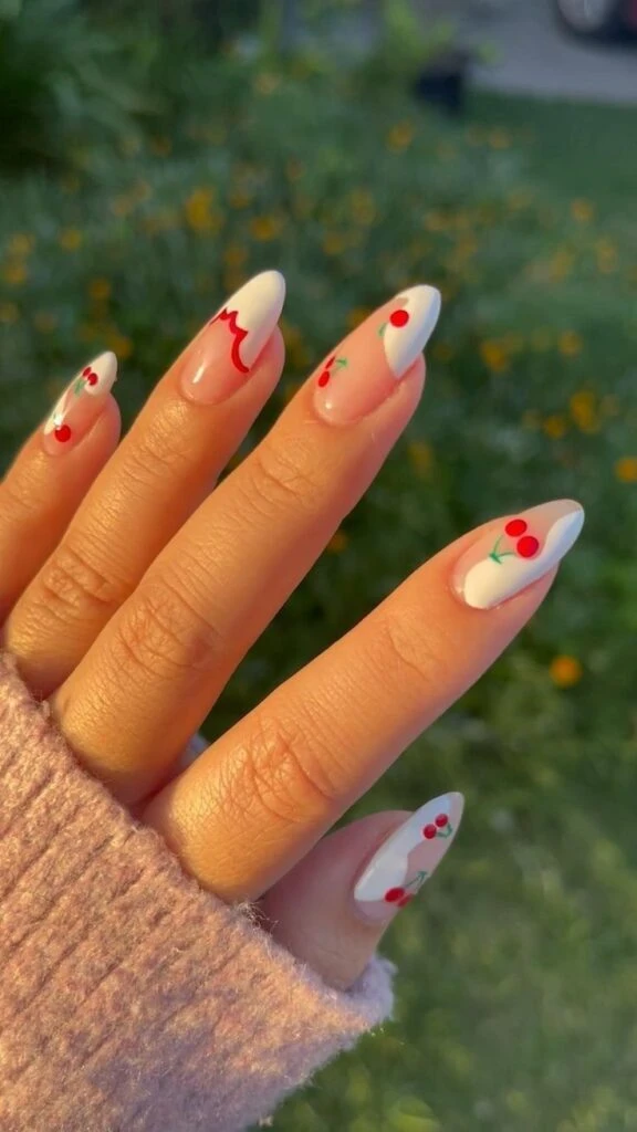 Cherry nails, la manicura más divertida que marca tendencia en el street style