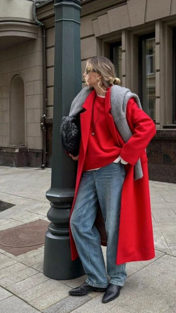Guía de estilo: los suéteres rojos marcan tendencia en el street style