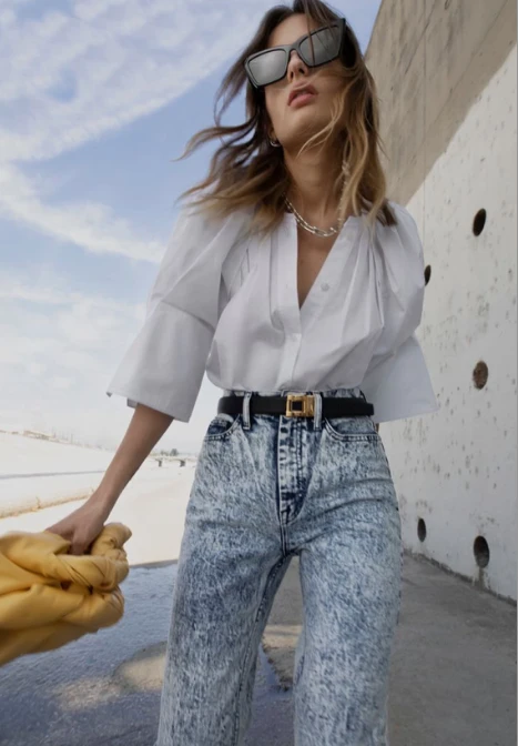 escote cuadrado más layering de joyas