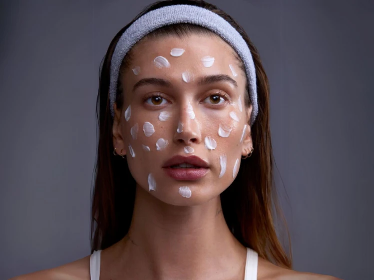 Así es la rutina de skincare de Hailey Bieber para combatir la dermatitis perioral