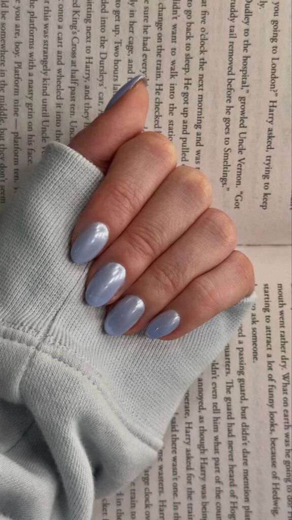 Blueberry milk nails, las uñas ideales para llevar en el invierno