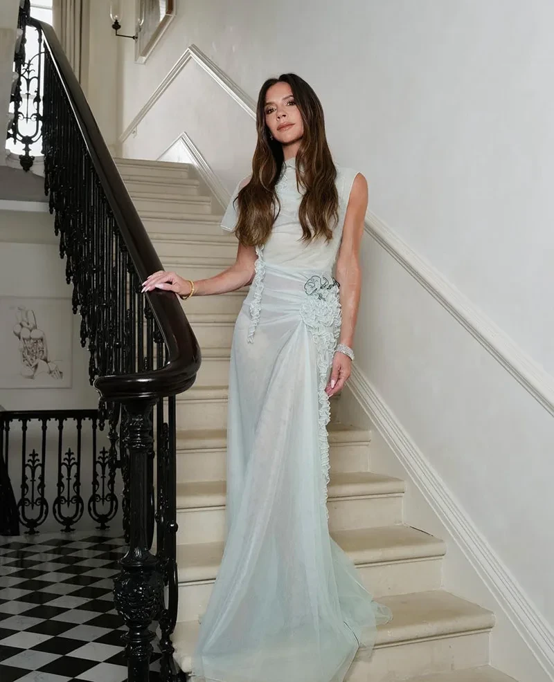 El look romántico de Victoria Beckham para su cumpleaños número 50