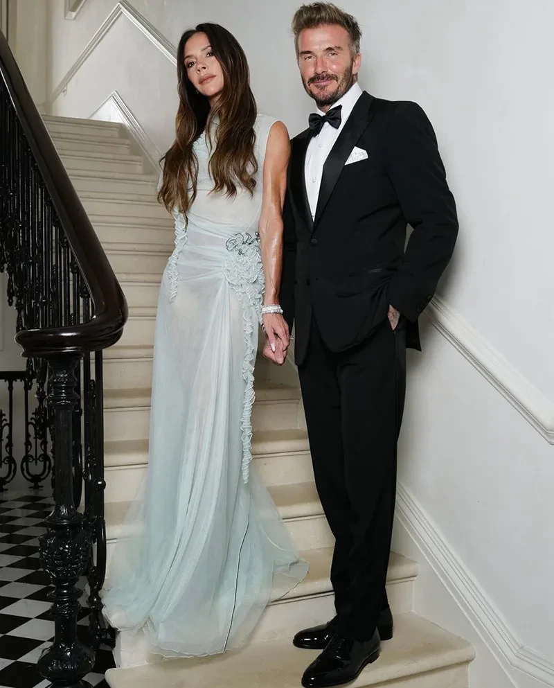 El look romántico de Victoria Beckham para su cumpleaños número 50