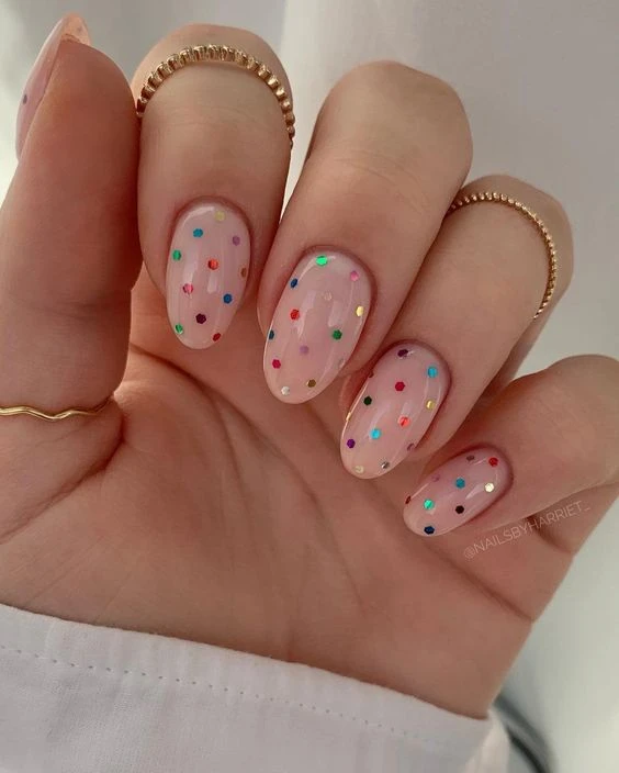 Las dot nails son la tendencia de nail art más trendy de esta temporada