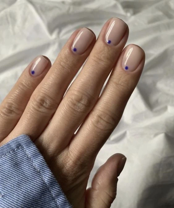 Las dot nails son la tendencia de nail art más trendy de esta temporada