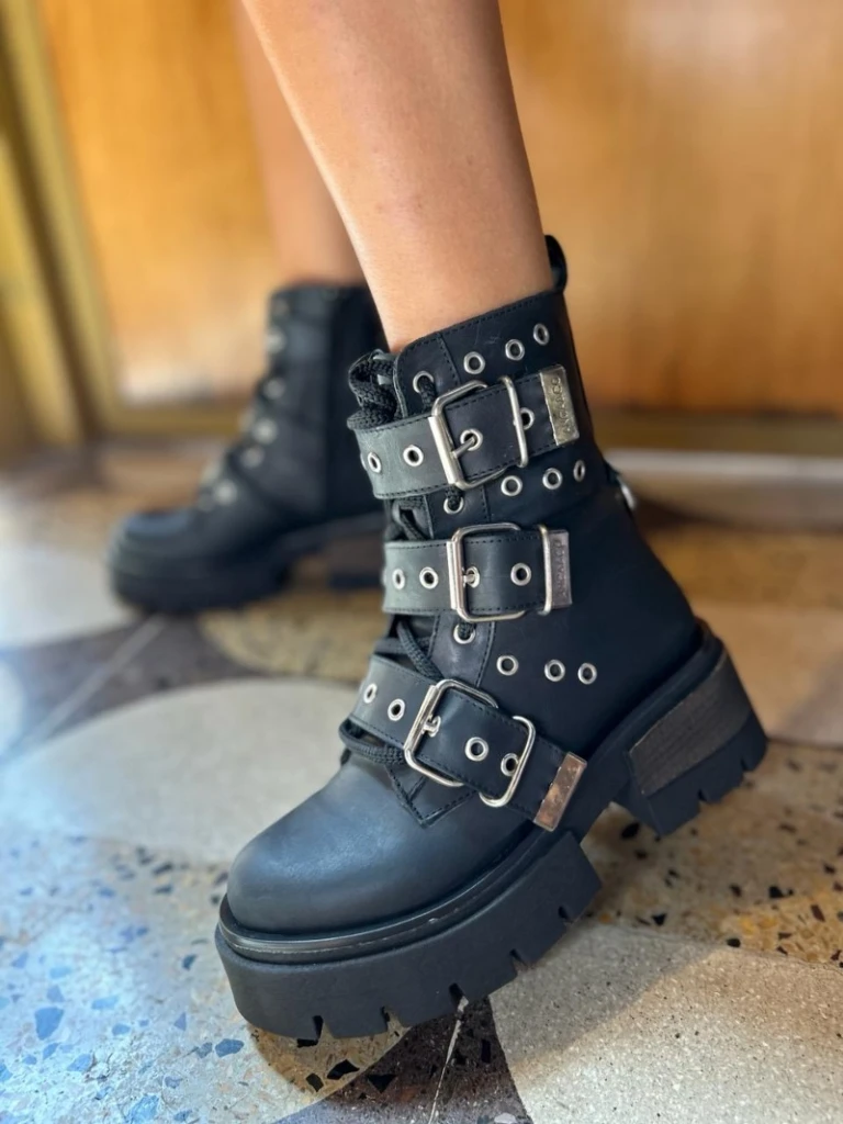 El look rockero de Allegra Cubero para el show de Emilia Mernes