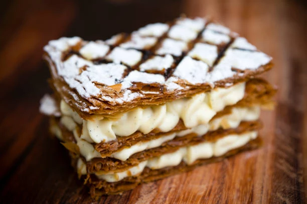 La receta de mille-feuille, un postre francés hecho con capas de hojaldre