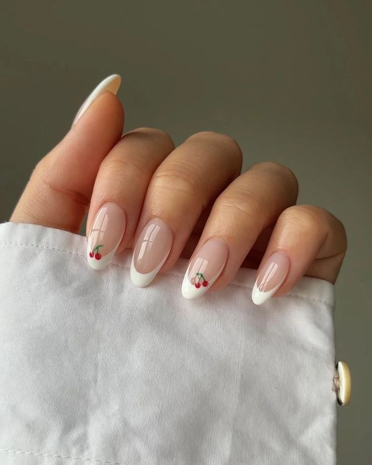 Cherry nails, la manicura más divertida que marca tendencia en el street style