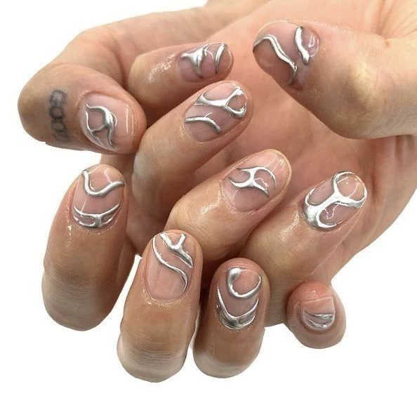 Cyber nails, las uñas futuristas que todas quieren lucir y son súper chic