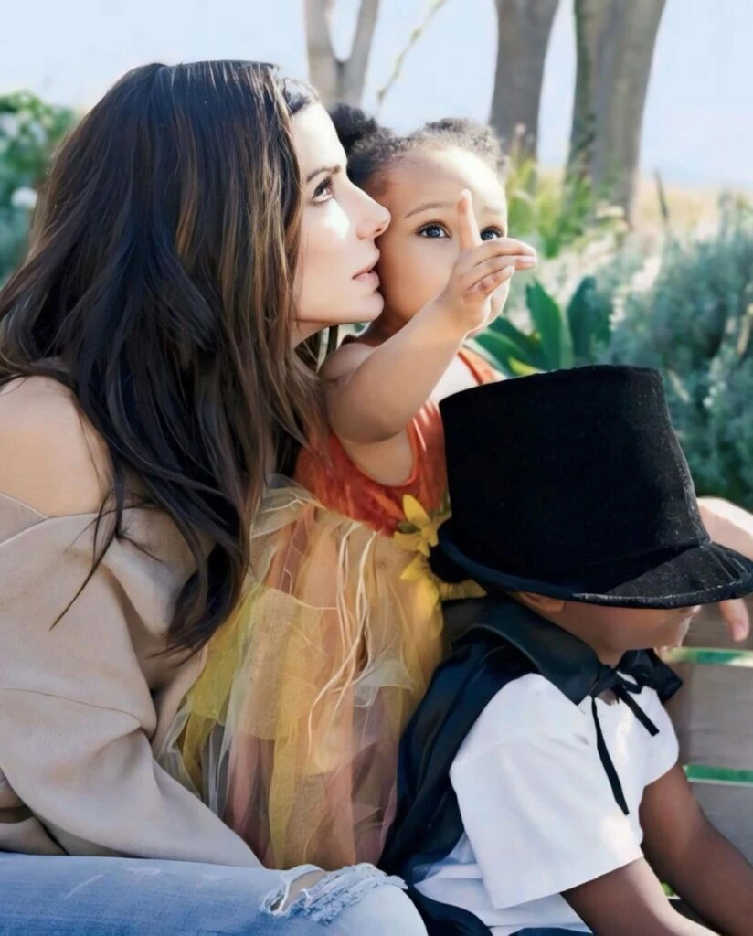 sandra bullock junto a sus hijos