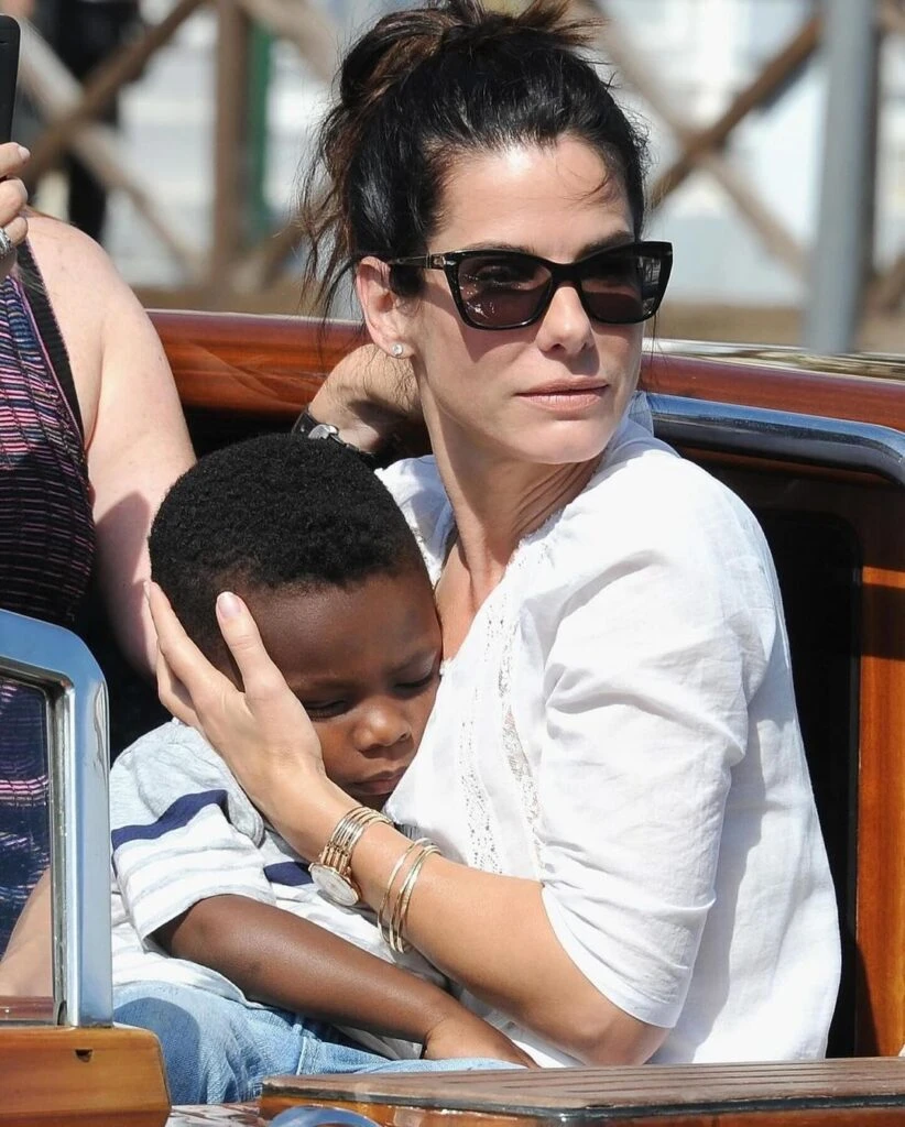 sandra bullock junto a sus hijos