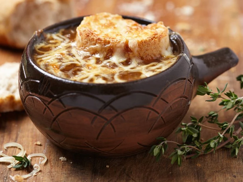 Sopa de cebolla y queso: la receta simple y con pocos ingredientes