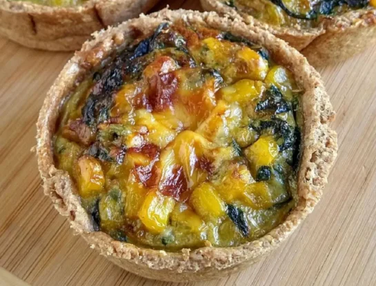 Tarta de espinaca y choclo con masa integral: receta rica y saludable para la cena