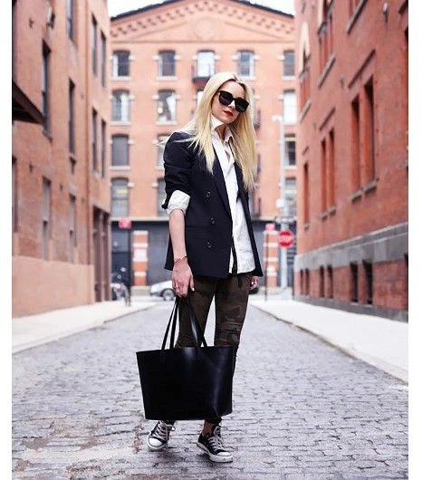 La cartera low cost que Katie Holmes rescató del placard y es tendencia en el street style