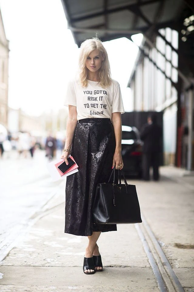 La cartera low cost que Katie Holmes rescató del placard y es tendencia en el street style