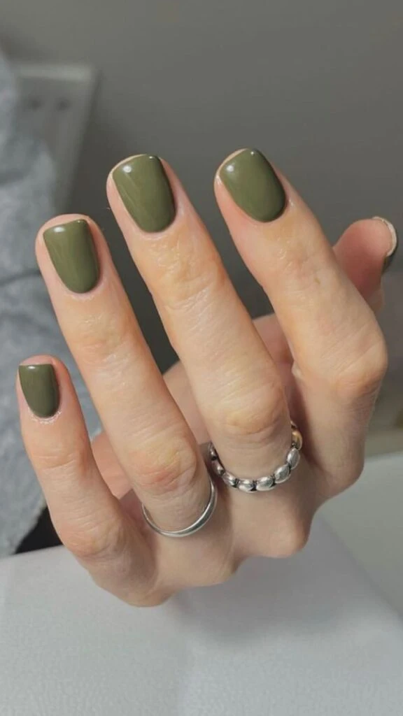 uñas verde oliva