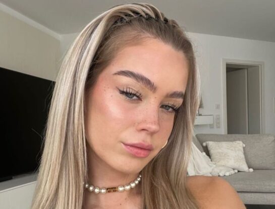 Vincha zigzag: el accesorio de los '90 que impone la Gen-Z