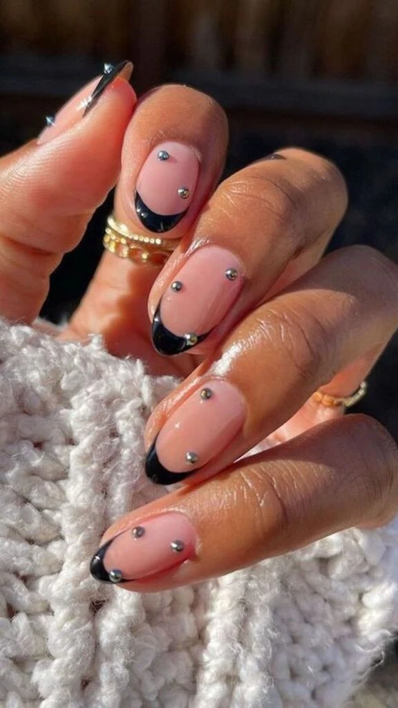 Las black nails regresaron a la moda y marcan tendencia en el street style