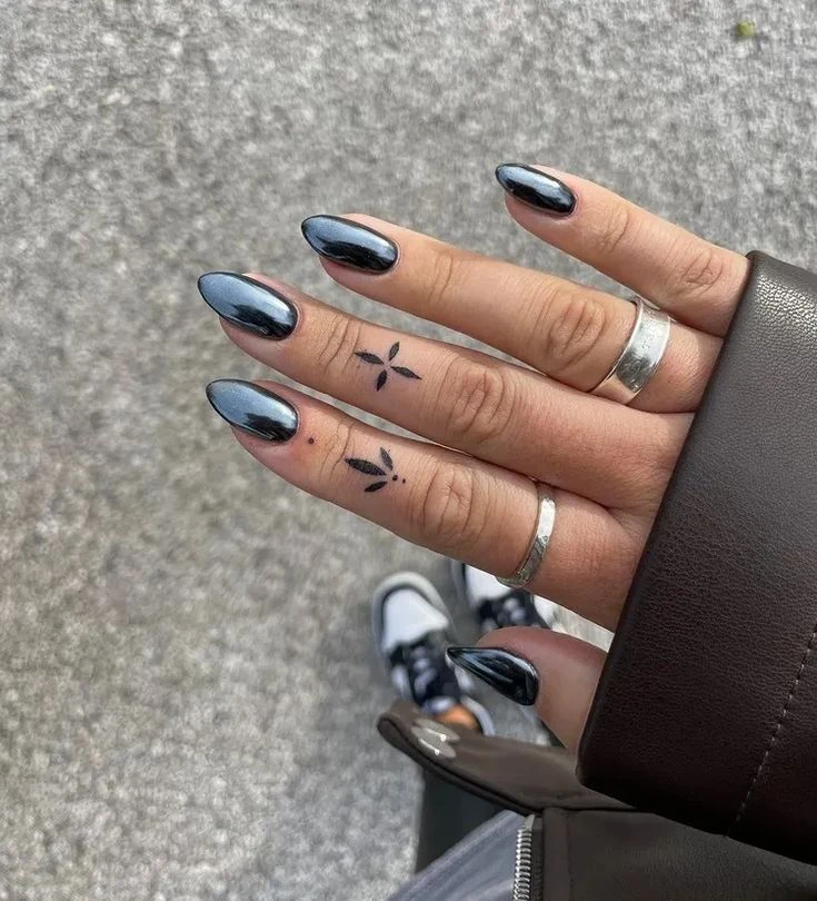 Las black nails regresaron a la moda y marcan tendencia en el street style