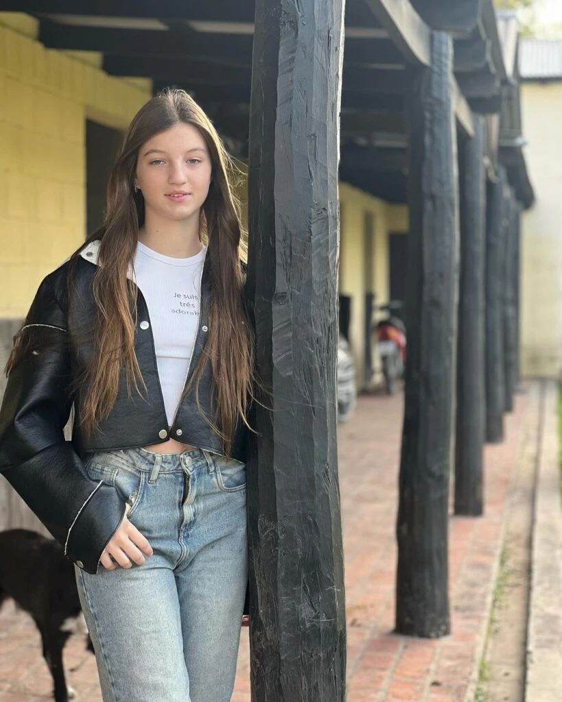 Allegra y Sienna Cubero posaron como modelos en la chacra de Nicole. Foto IG