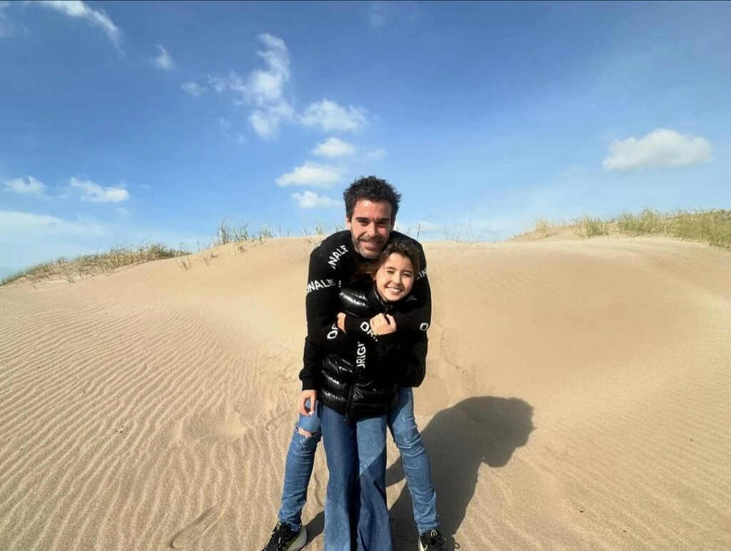 Las fotos de Nicolás Cabré con Rocío Pardo y su hija, Rufina, en la playa