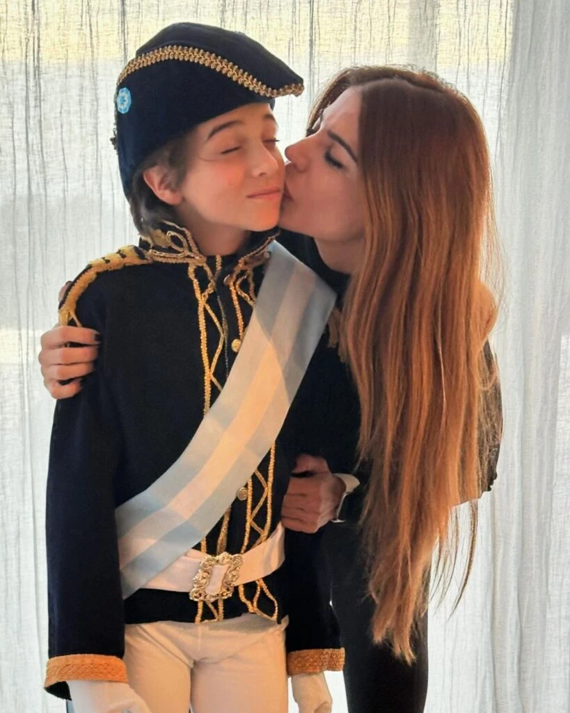 Zulemita Menem con su hijo Malek, disfrazado de San Martín.