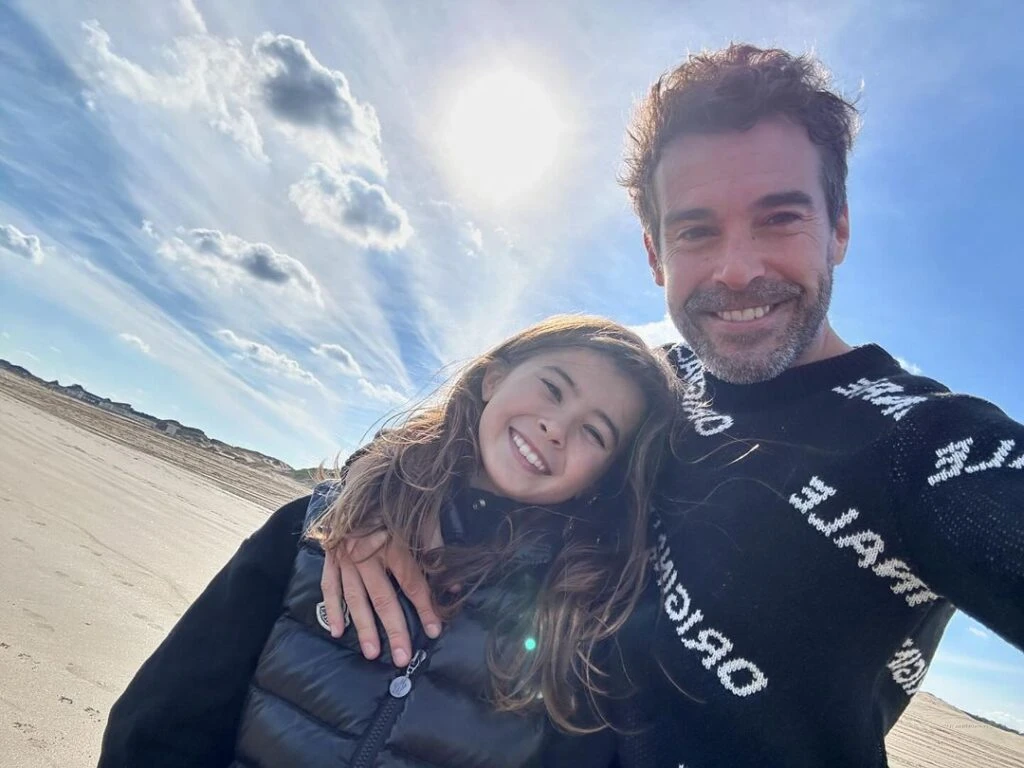 Las fotos de Nicolás Cabré con Rocío Pardo y su hija, Rufina, en la playa