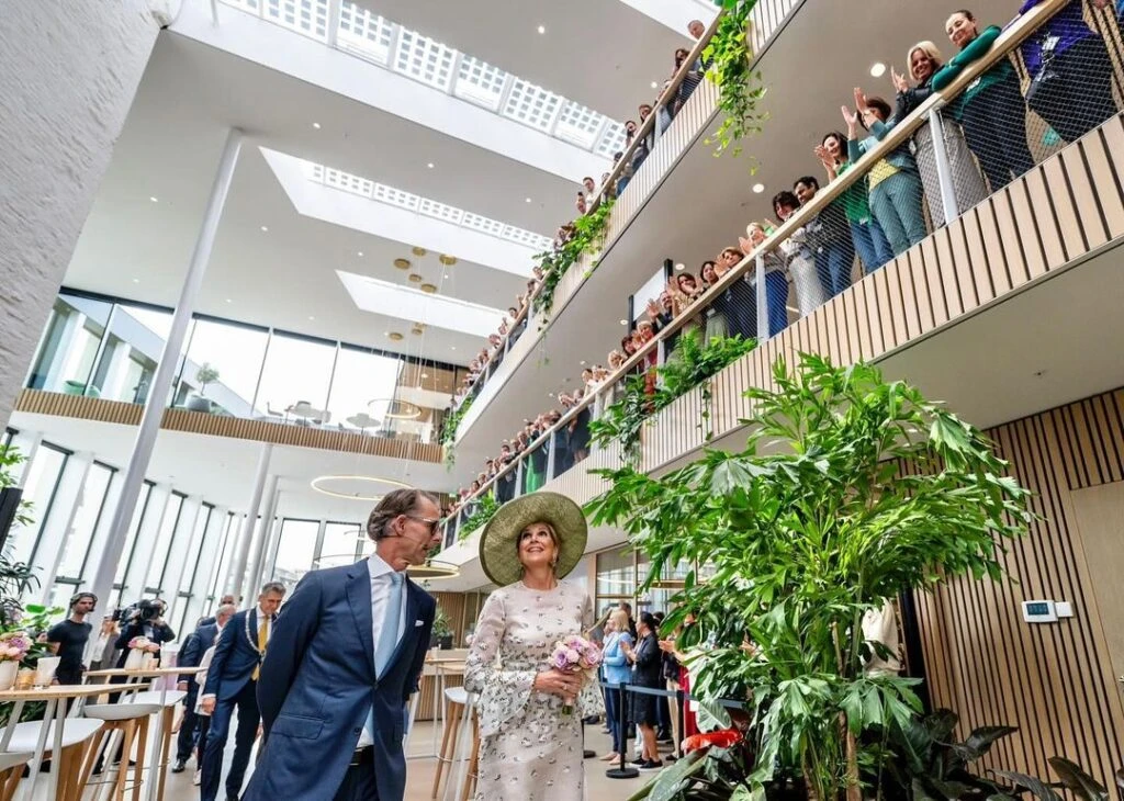 Máxima con un look ideal para una madrina en una boda de día. Foto IG.