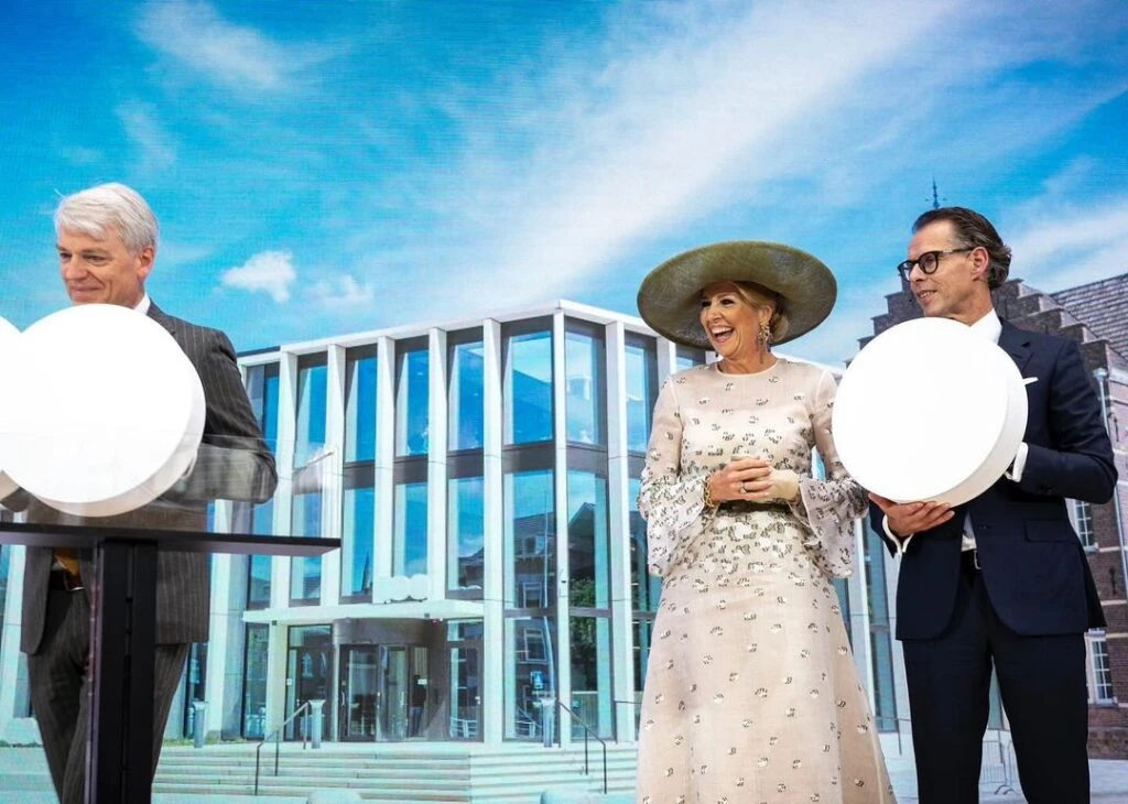 Máxima con un look ideal para una madrina en una boda de día. Foto IG.