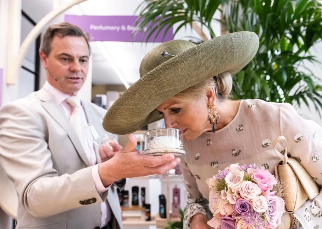 Máxima con un look ideal para una madrina en una boda de día. Foto IG.