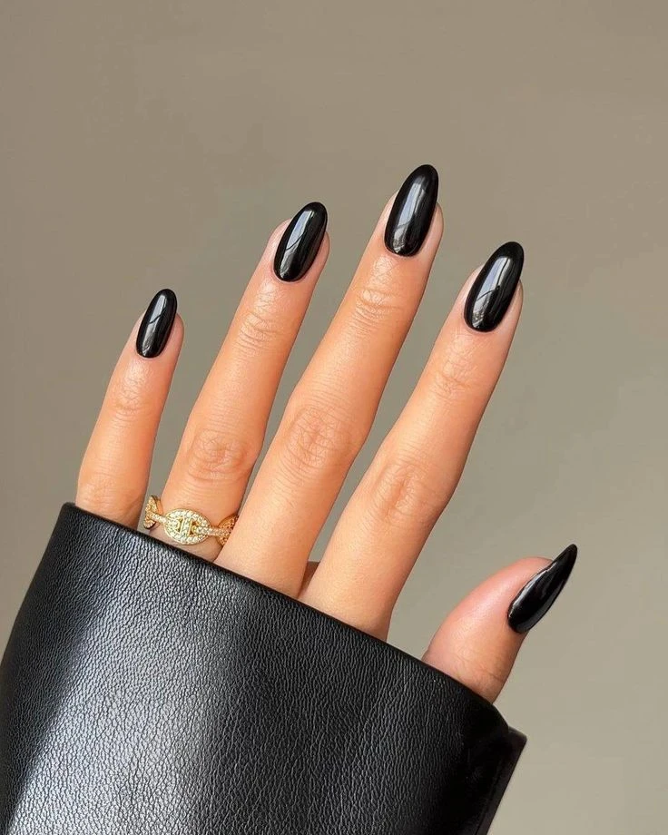 Las black nails regresaron a la moda y marcan tendencia en el street style