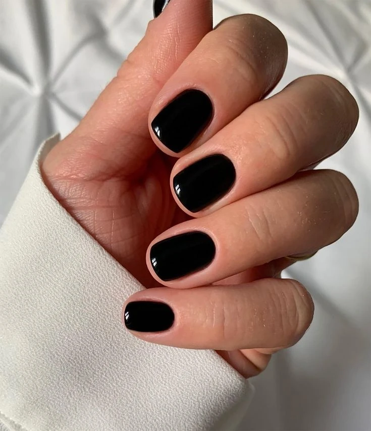 Las black nails regresaron a la moda y marcan tendencia en el street style