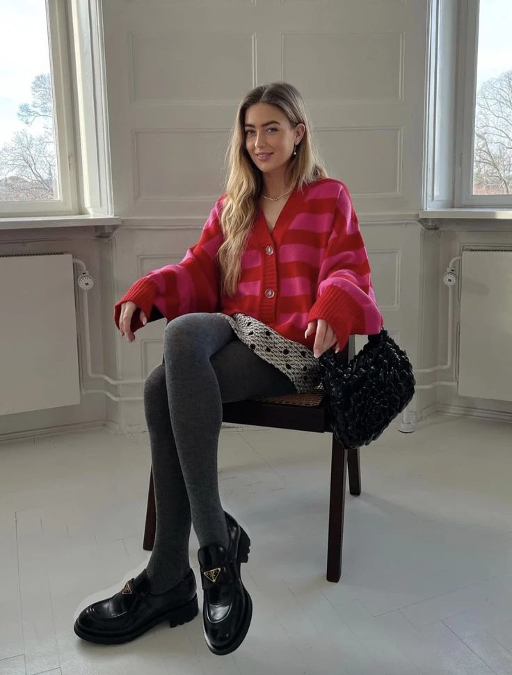 7 looks de finde con cardigan, el suéter más chic del invierno