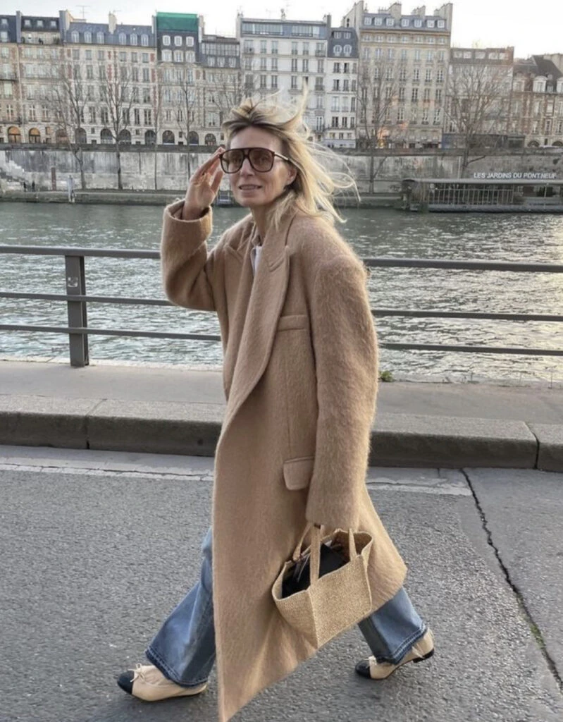 Un buen tapado de paño es clave en cualquier armario cápsula. Foto: Instagram. 