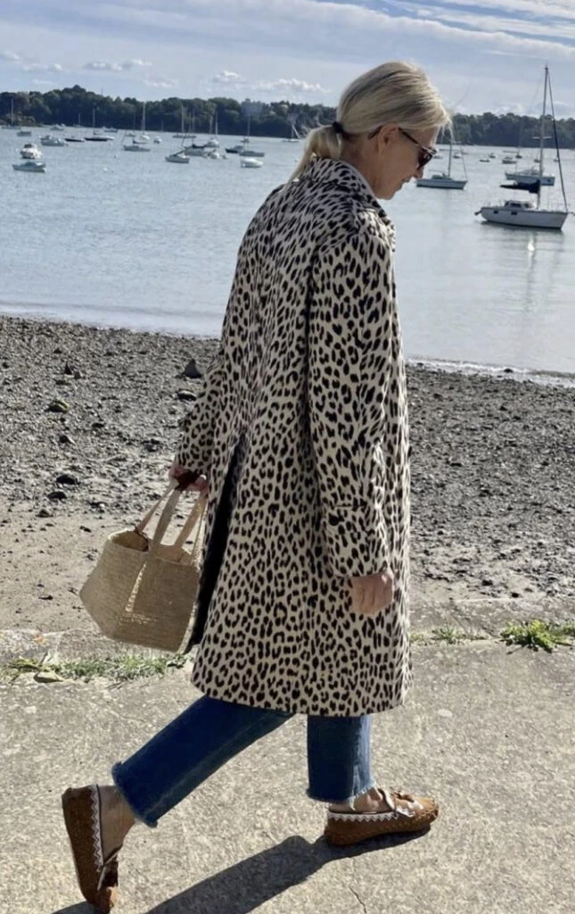 El animal print es el estampado que no puede faltar en un armario cápsula. Foto: Pinterest. 