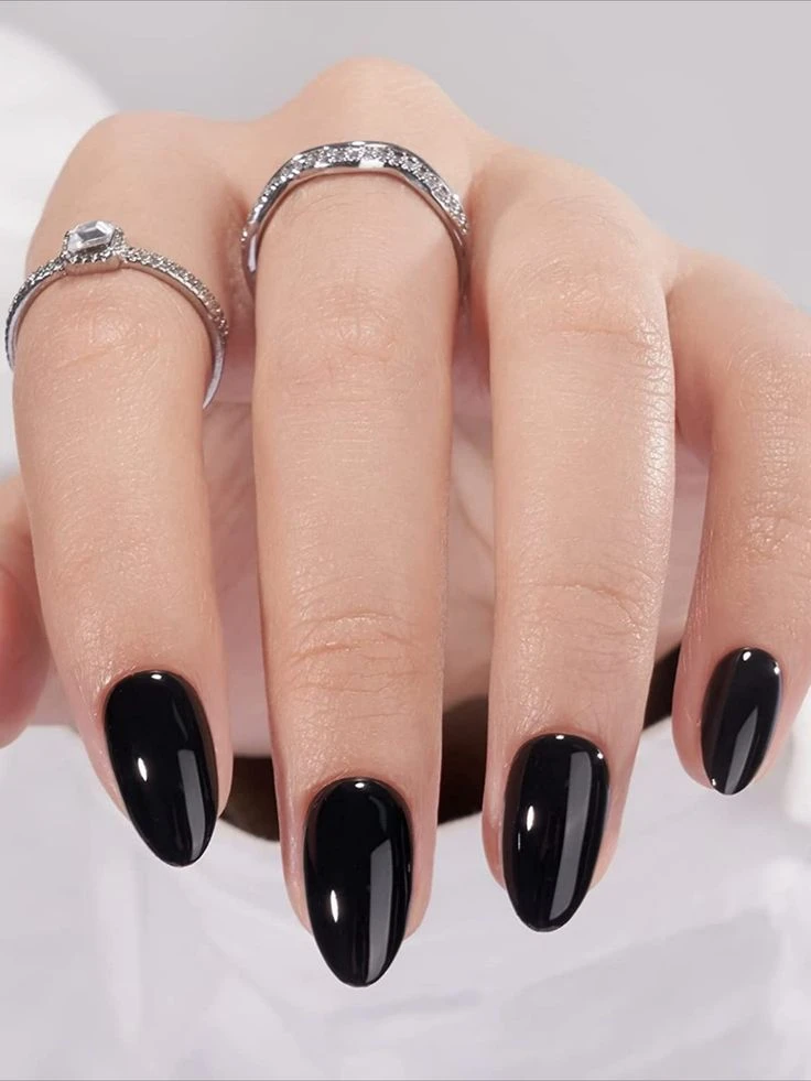Las black nails regresaron a la moda y marcan tendencia en el street style