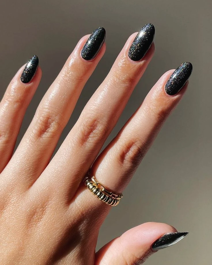 Las black nails regresaron a la moda y marcan tendencia en el street style