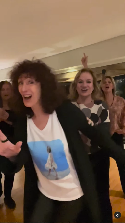 Julia Zenko, detrás Lucía Galán