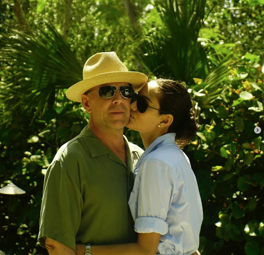 Bruce Willis junto a su esposa Ema Heming, cuando aún estaba bien