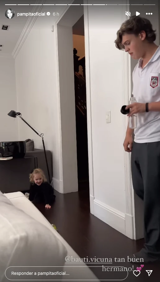 Bautista Vicuña con la media rota, detalle que escandalizó a su mamá, Pampita